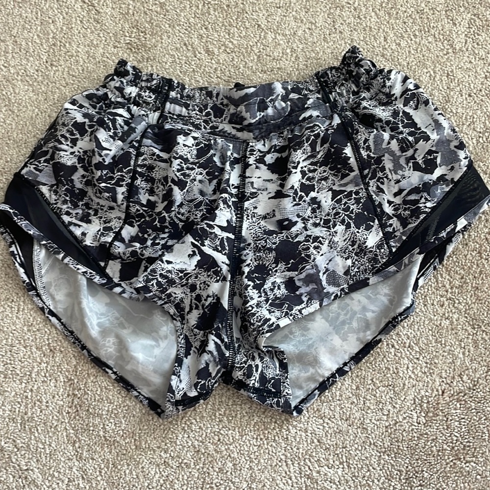 Lululemon Hotty Hot short 2,5in, low rise. Black and White